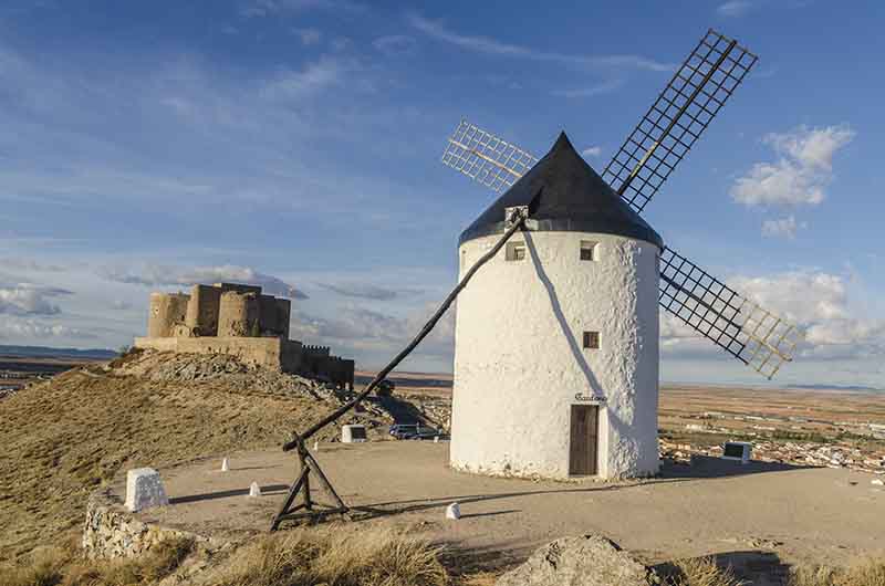 Toledo - Consuegra 36 - molinos de viento y castillo de Consuegra.jpg